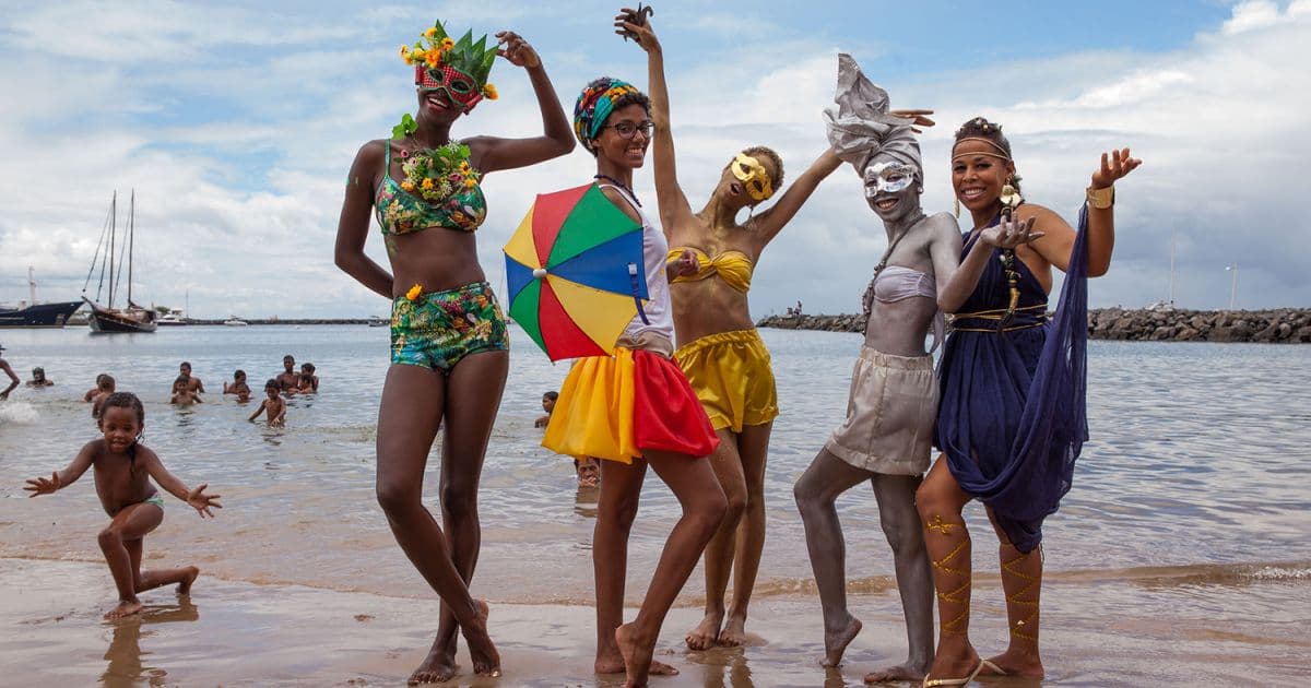 Afrocidade, Luedji e Xênia França animam Banho de Mar à Fantasia na Ladeira da Preguiça