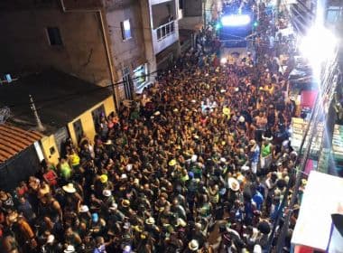 Foliãos saem as ruas para curtir Carnaval no Circuito Mestre Bimba no Nordeste de Amaralina