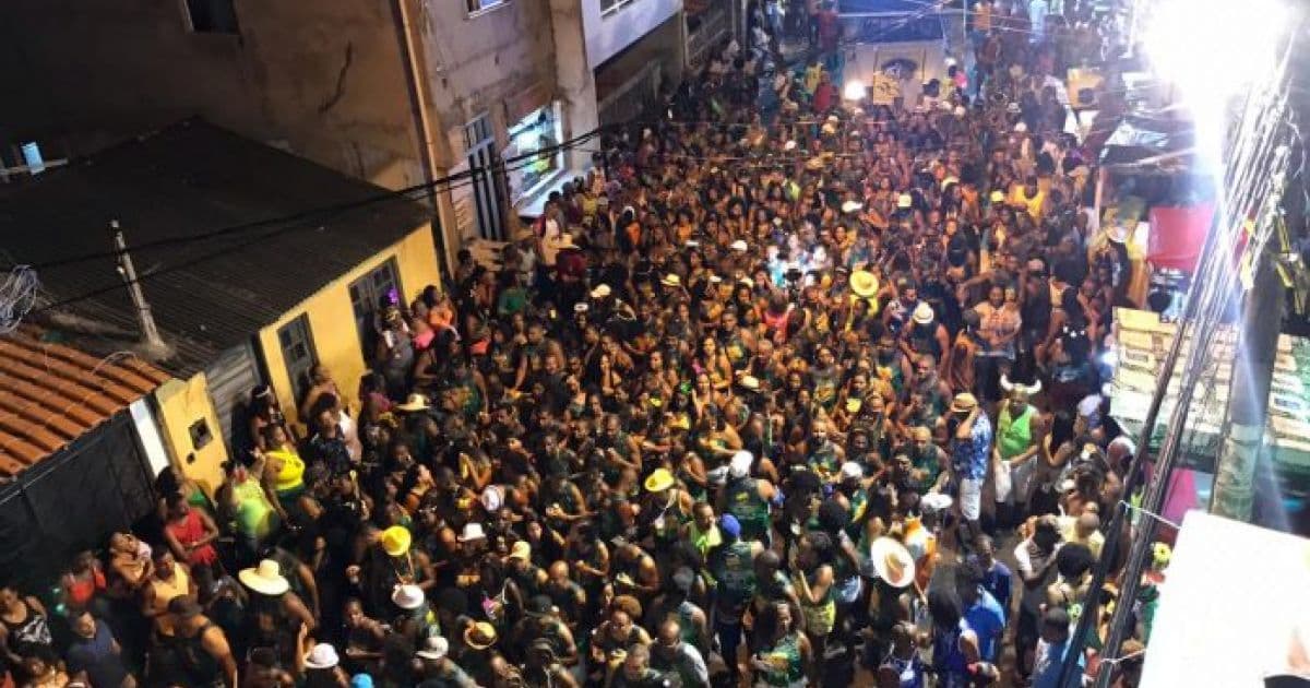 Foliãos saem as ruas para curtir Carnaval no Circuito Mestre Bimba no Nordeste de Amaralina