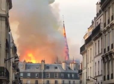 Incêndio derruba torre da catedral de Notre Dame em Paris