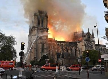 Obras resgatadas da catedral de Notre Dame serão transferidas para o Museu do Louvre