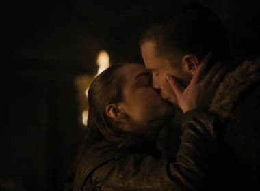Maisie Williams comenta cena de sexo com Joe Dempsie em 'Game of Thrones'