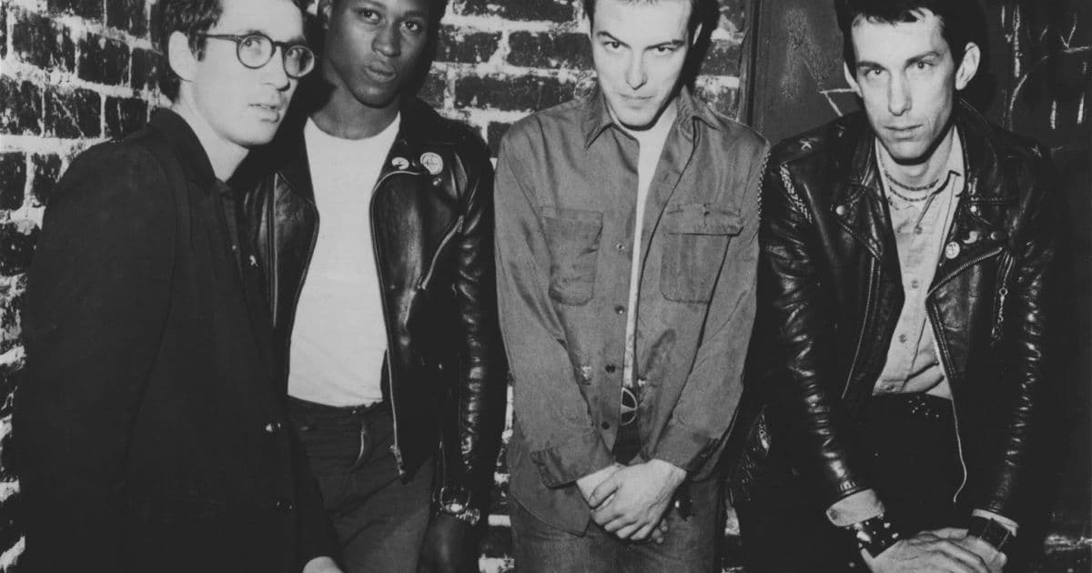 Pôster com 'família Bozo' segurando armas anuncia shows do Dead Kennedys no Brasil