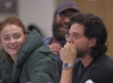 Documentário exibe reação de Emilia Clarke e Kit Harington lendo roteiro de 'GOT'