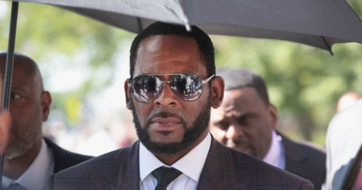 R. Kelly é preso por posse de pornografia infantil e acusações de crimes sexuais