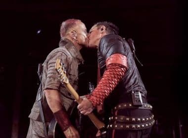 Músicos do Rammstein se beijam no palco em protesto às leis homofóbicas na Rússia