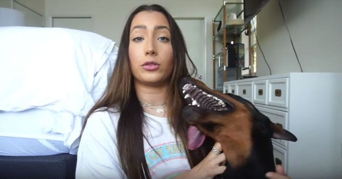 Youtuber publica vídeo sem edição em que bate e cospe em seu cão e revolta internautas