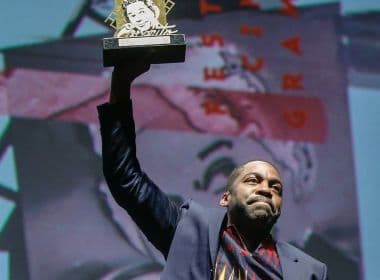 Lázaro Ramos é homenageado com troféu Oscarito no Festival de Gramado