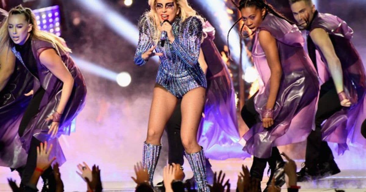 Fã derruba Lady Gaga do palco durante show em Las Vegas; assista