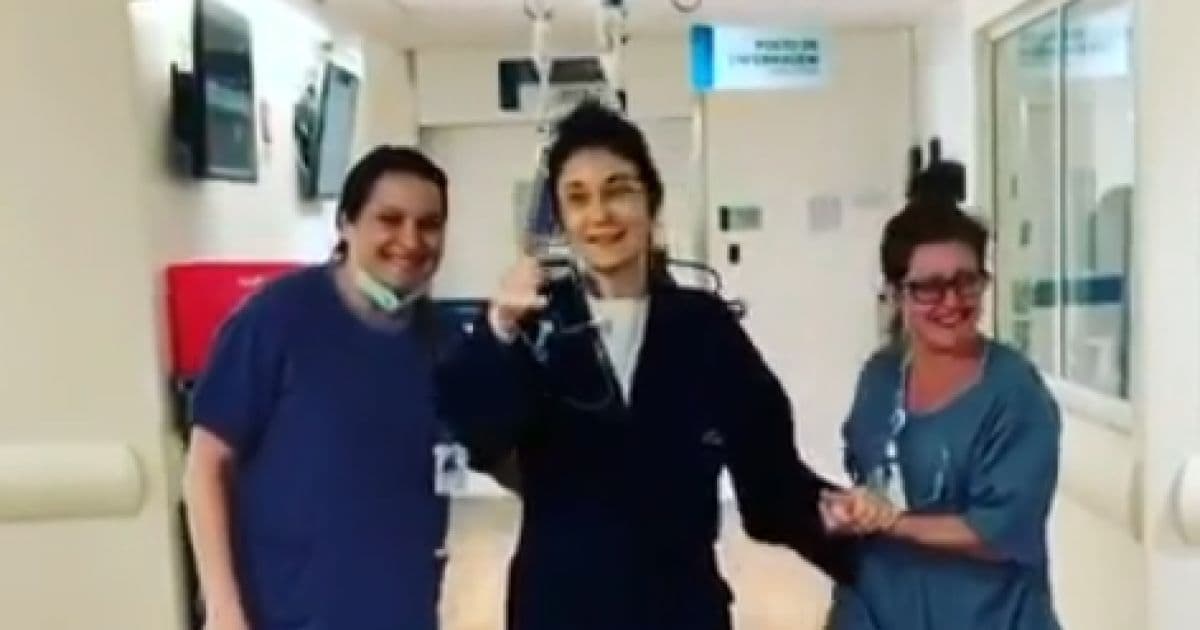 Após cirurgia na coluna, Zizi Possi aparece em vídeo caminhando no hospital