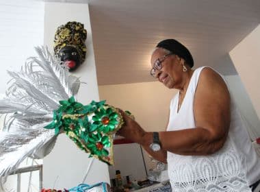 Idosas da Casa da Cultura produzem fantasias de Carnaval com material reciclável 