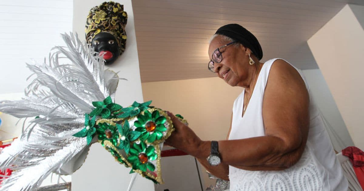 Idosas da Casa da Cultura produzem fantasias de Carnaval com material reciclável 