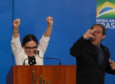 Aliados de Bolsonaro avaliam Regina Duarte como bomba-relógio, diz coluna