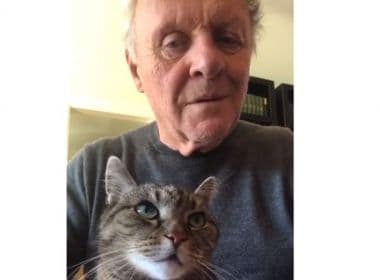 Em isolamento contra Covid-19, Anthony Hopkins toca piano para entreter gato