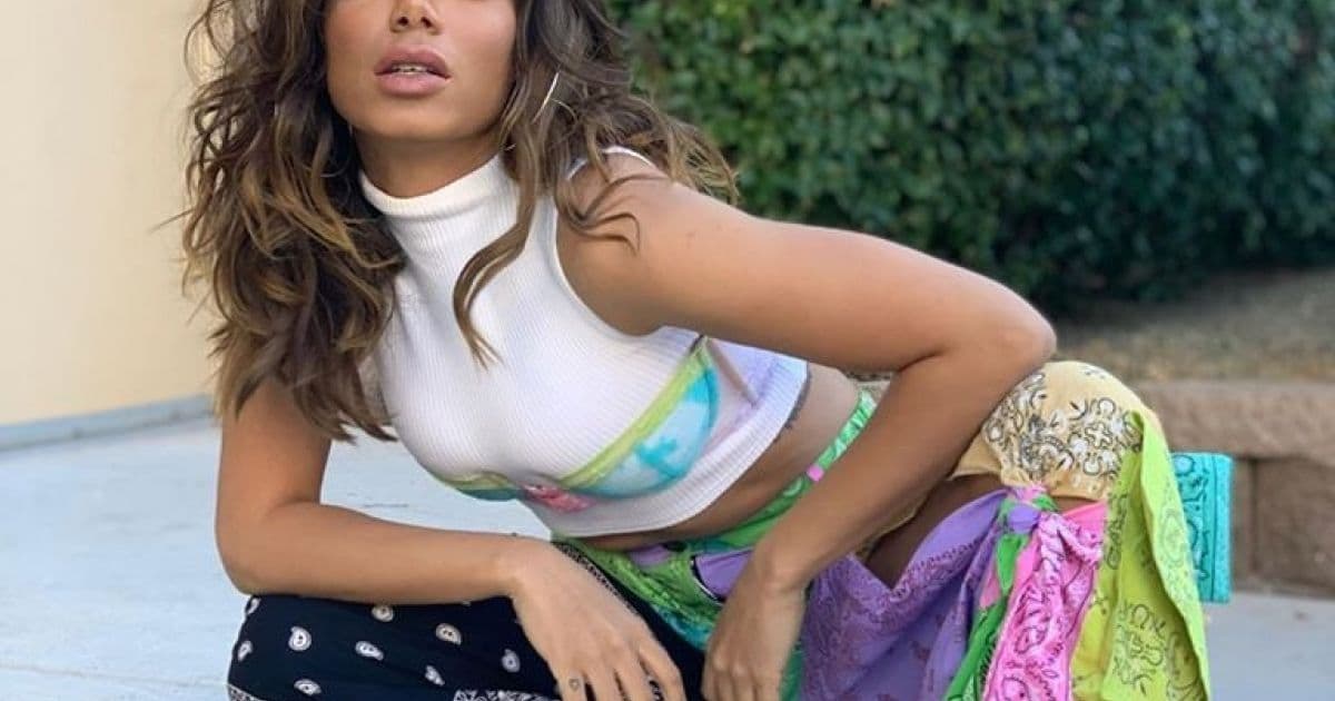 Anitta teme ditadura e questiona Regina: 'Só governa para quem pensa semelhante?'