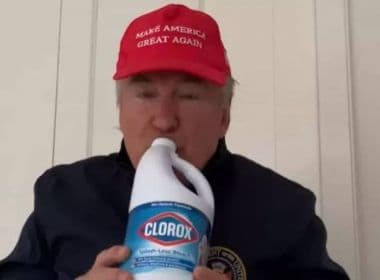 Alec Baldwin finge beber desinfetante e ironiza Trump no Saturday Night Live