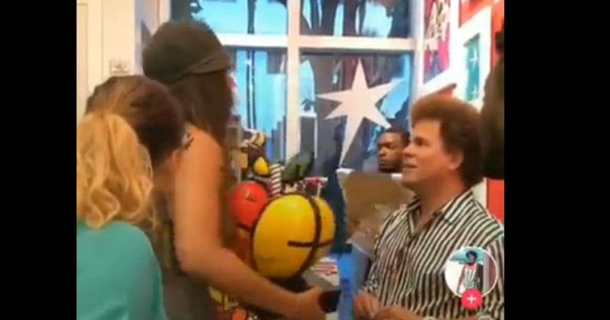 Dona de restaurante quebra obra de Romero Britto após artista maltratar seus funcionários 