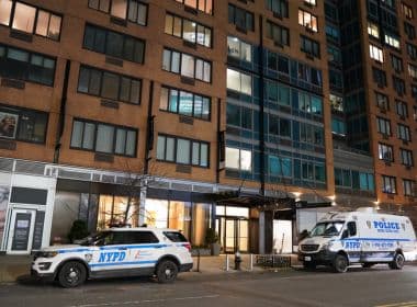 Ator é encontrado morto junto com a mãe dentro de apartamento em Nova York