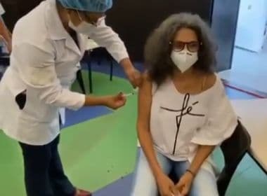 Aos 71 anos, Simone toma 1ª dose de vacina contra Covid-19 no Rio; veja vídeo