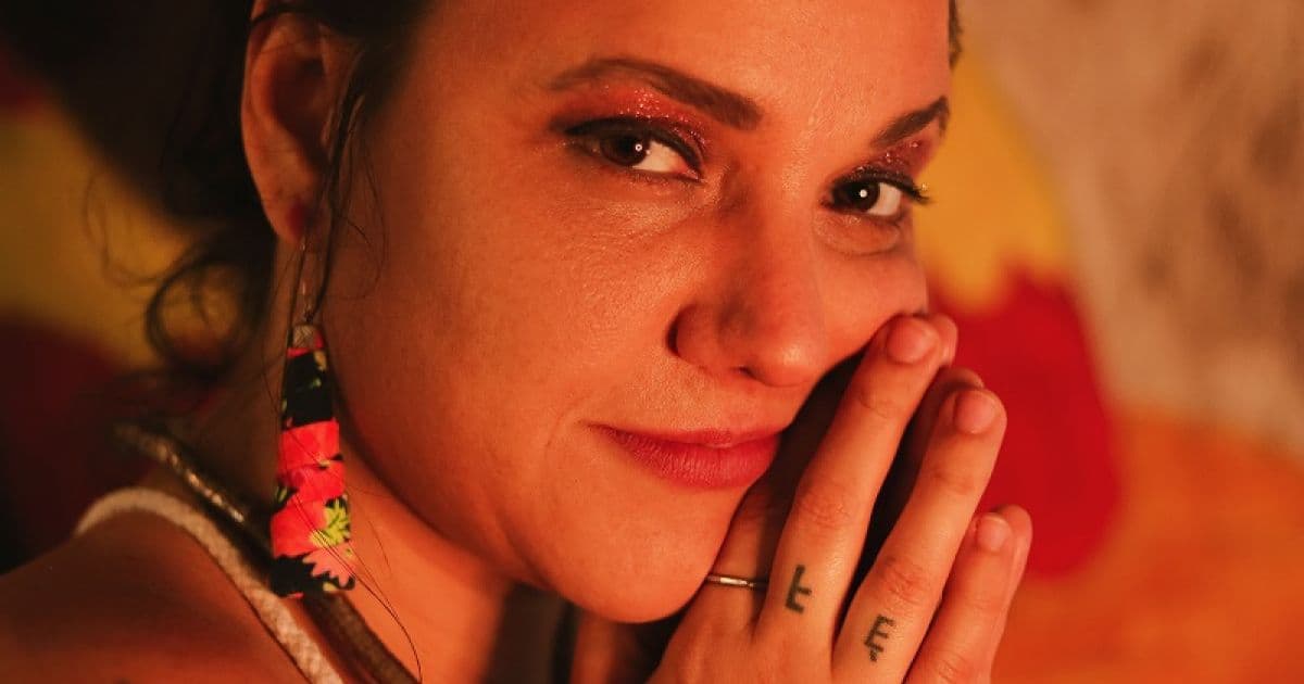 Em EP, Marcela Bellas transforma obra de Gregório em música para 'descer até o chão'