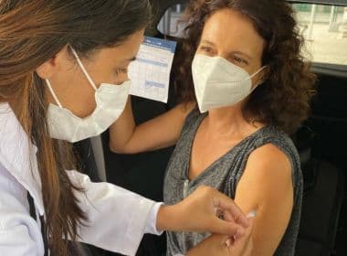 Ao vacinar contra Covid, Denise Fraga alfineta Bolsonaro: 'Viva o SUS, viva quem se preocupa'