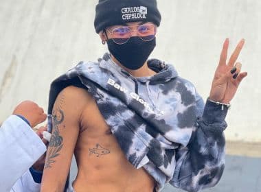 Aos 27 anos, Pabllo Vittar vacina contra Covid e protesta contra Bolsonaro: 'Fora genocida'