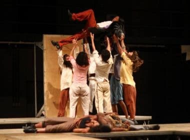 Teatro Vila Velha exibe o espetáculo DQ2014, releitura da obra Dom Quixote de la Mancha