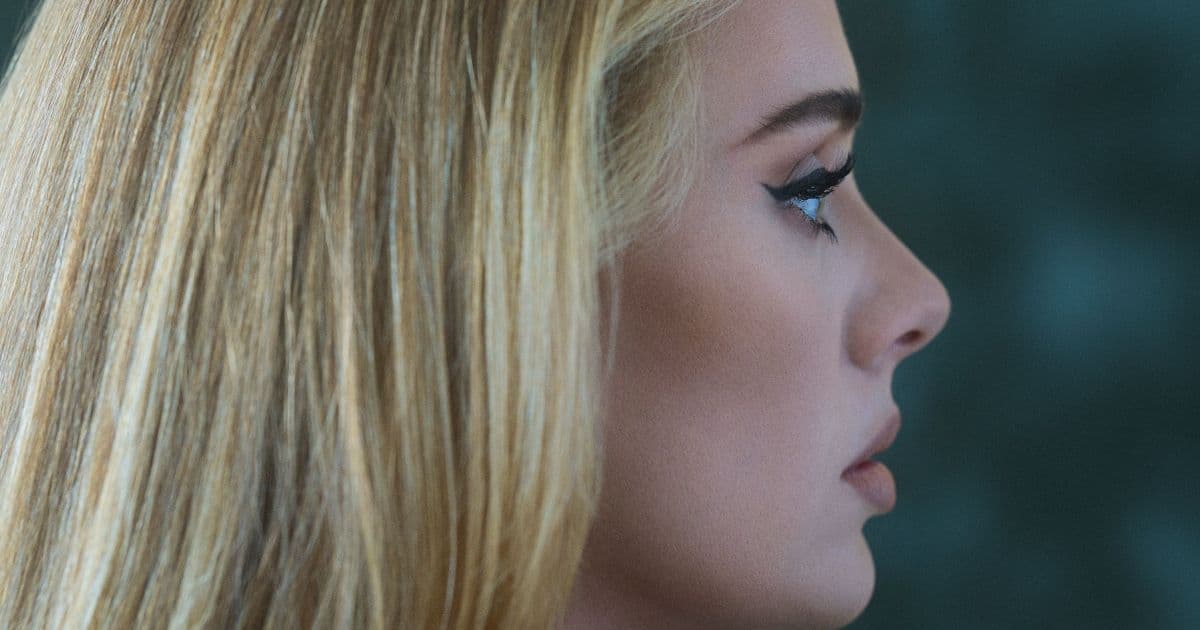 Após dar pistas de single, Adele confirma data de lançamento e anuncia álbum para novembro
