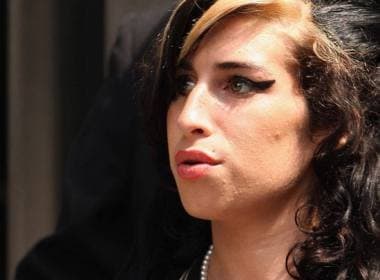 Pai de Amy Winehouse acredita que convulsão matou a filha