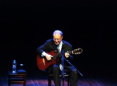 João Gilberto adia turnê por causa de gripe