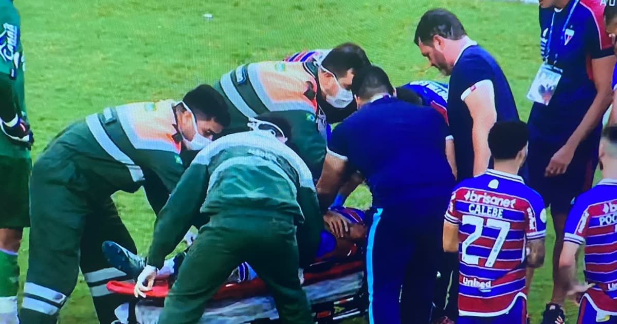 Atacante do Fortaleza sai do estádio de ambulância após choque com o goleiro do Bahia