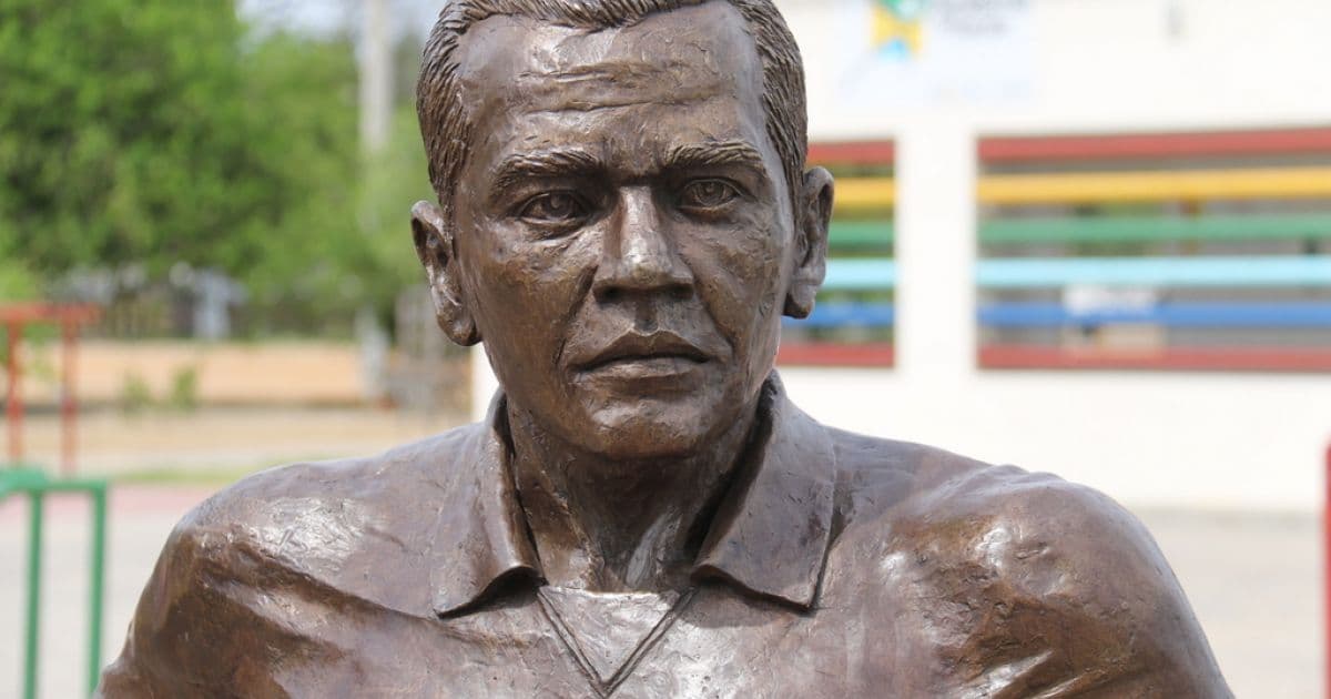 Daniel Alves é homenageado em Juazeiro, sua cidade natal, com estátua na orla