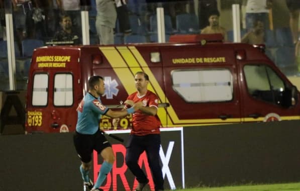 Após eliminação para o Botafogo pela Copa do Brasil, presidente do Sergipe agride árbitro; assista