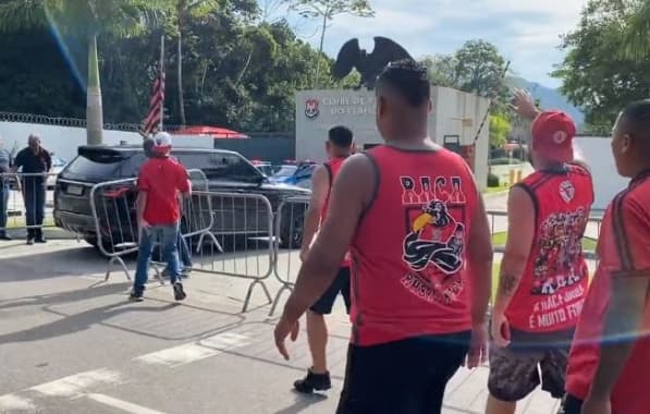 "Acabou o amor?": Gabigol é alvo de protesto de torcedores do Flamengo na chegada ao Ninho do Urubu