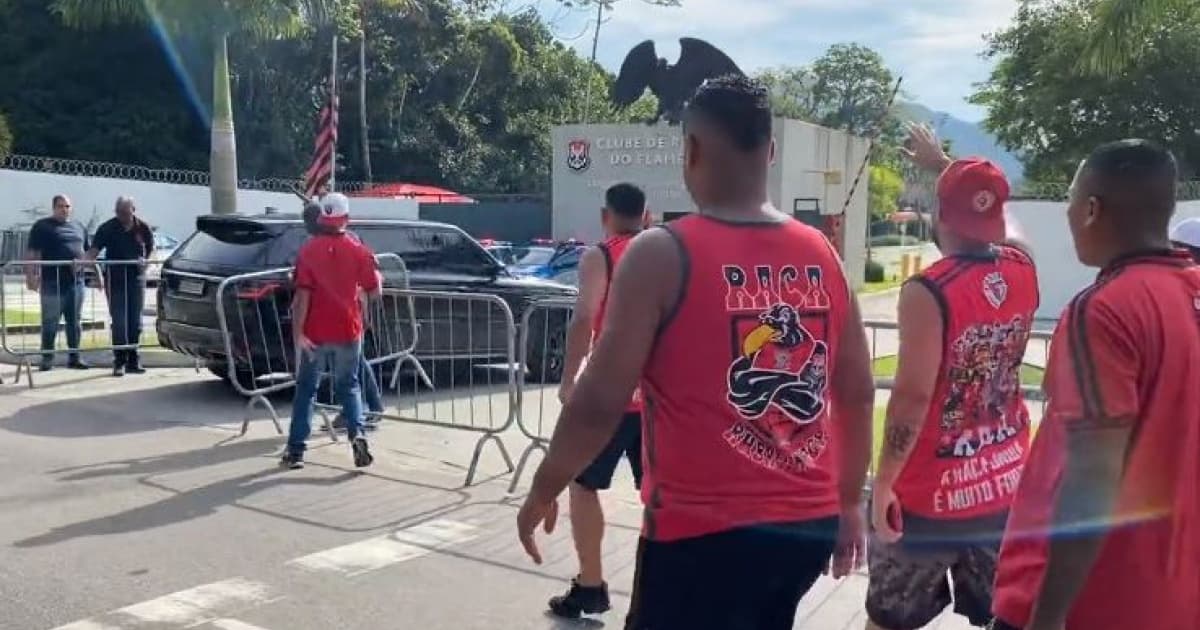 "Acabou o amor?": Gabigol é alvo de protesto de torcedores do Flamengo na chegada ao Ninho do Urubu