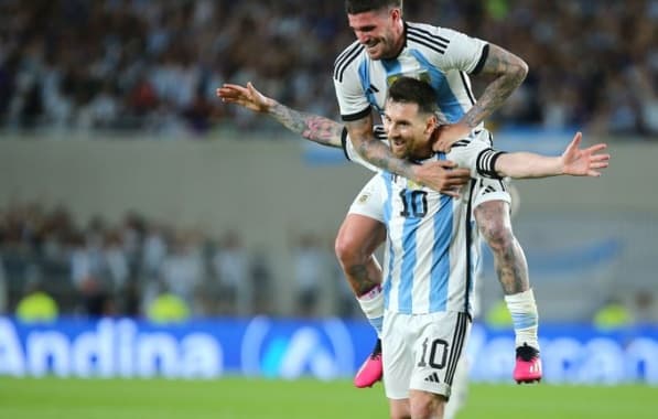 Com 'pintura' em amistoso pela Argentina, Messi chega aos 800 gols na carreira; assista