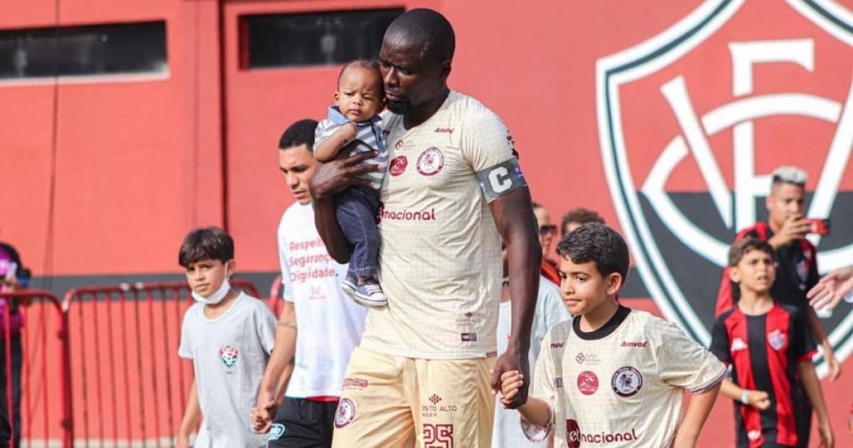 Kanu entra em campo com o filho bebê