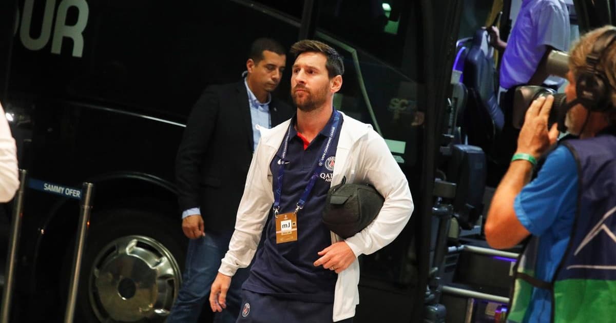Segurando uma sacola, Messi desce do ônibus do PSG