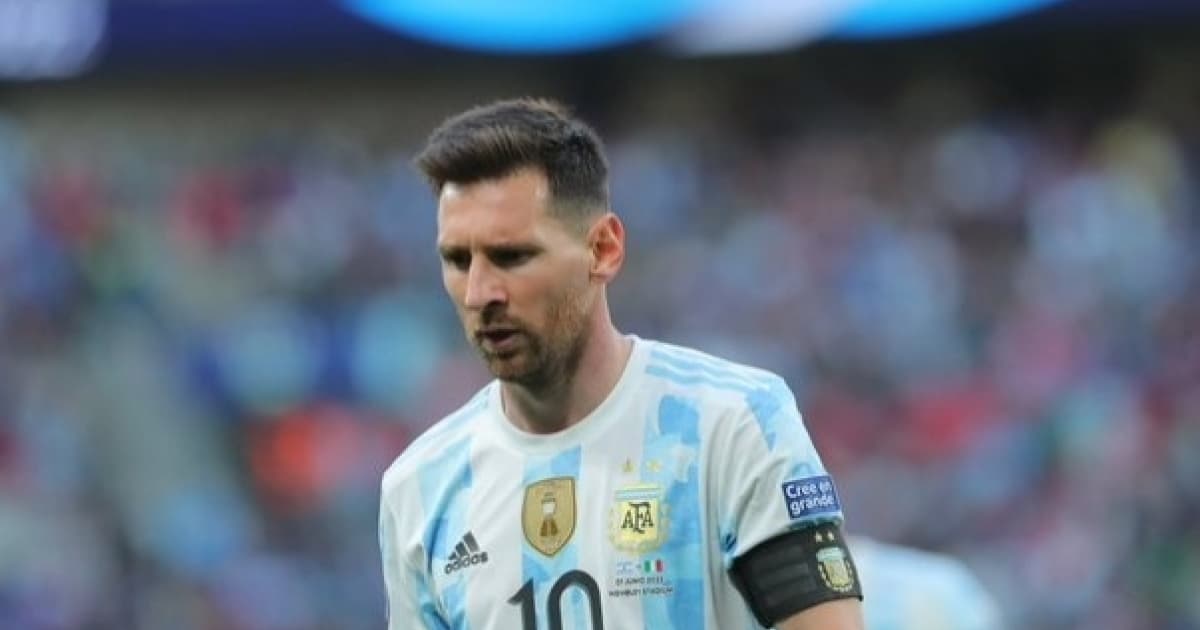 Messi pensativo durante jogo da Argentina
