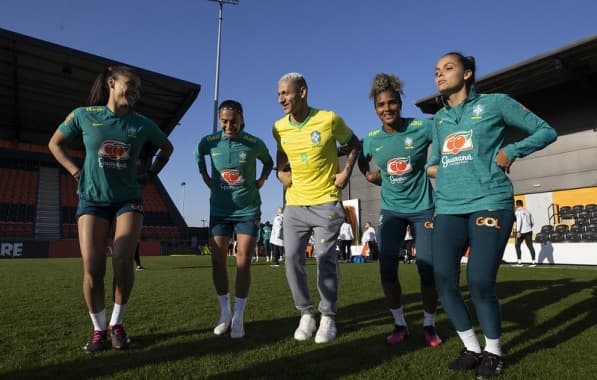 Richarlison visita seleção brasileira feminina durante treino em Londres e faz dança do Pombo