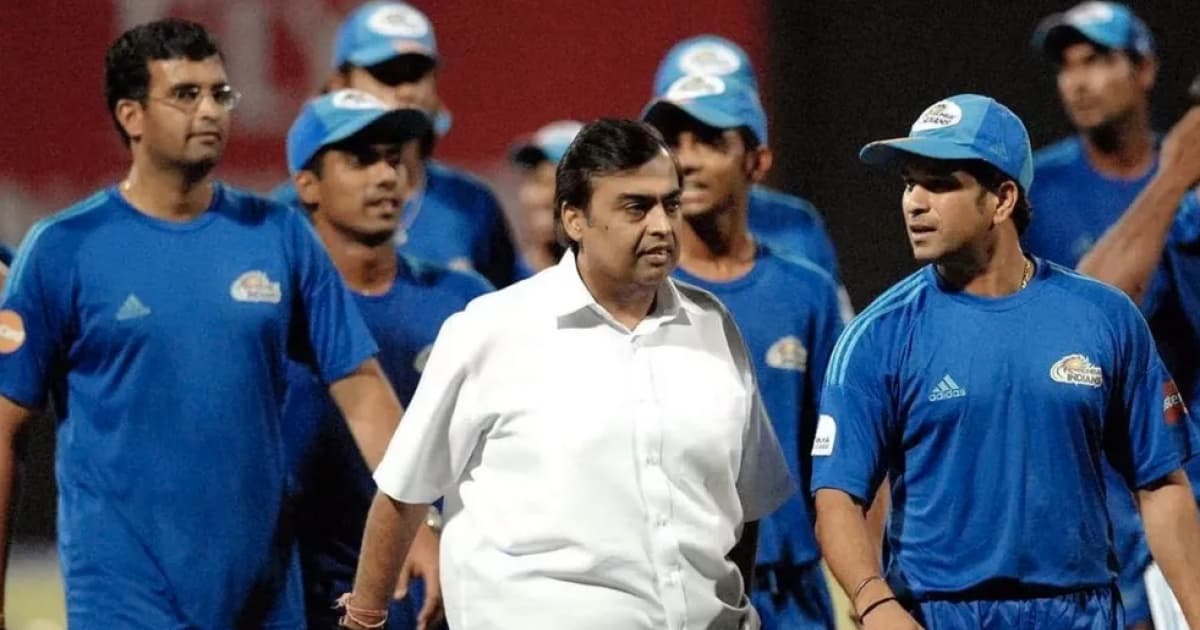 Mukesh Ambani caminha junto com jogadores de críquete do Mambai Indians