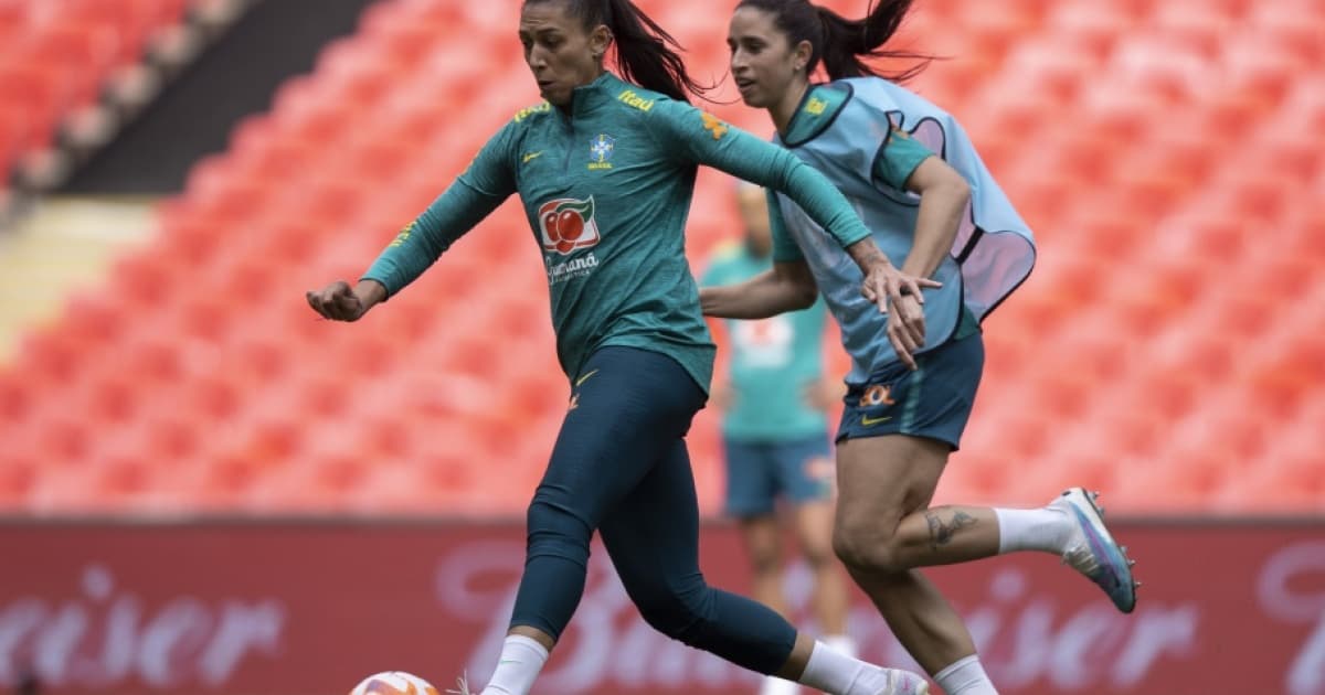 Jogadoras disputam bola em treino da Seleção Feminina
