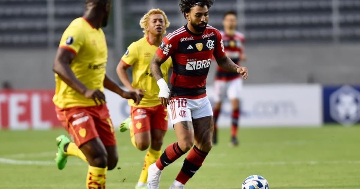 Gabigol conduz a bola marcado por dois jogadores do Aucas