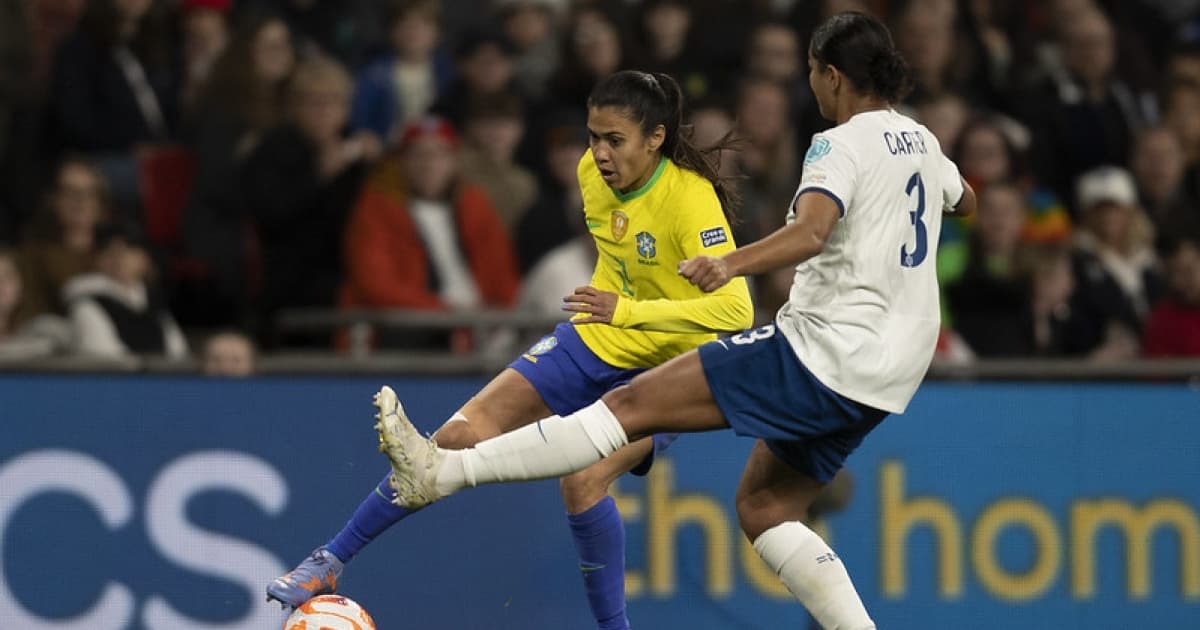 Lateral do Brasil, Antônia tenta driblar adversária