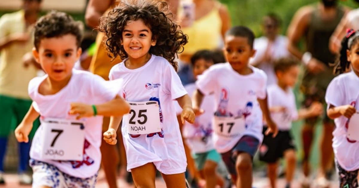 Crianças correm durante torneio de triathlon