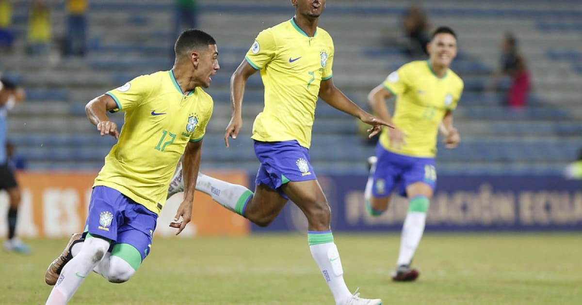 Jogadores da seleção sub-17 comemoram gol em campo