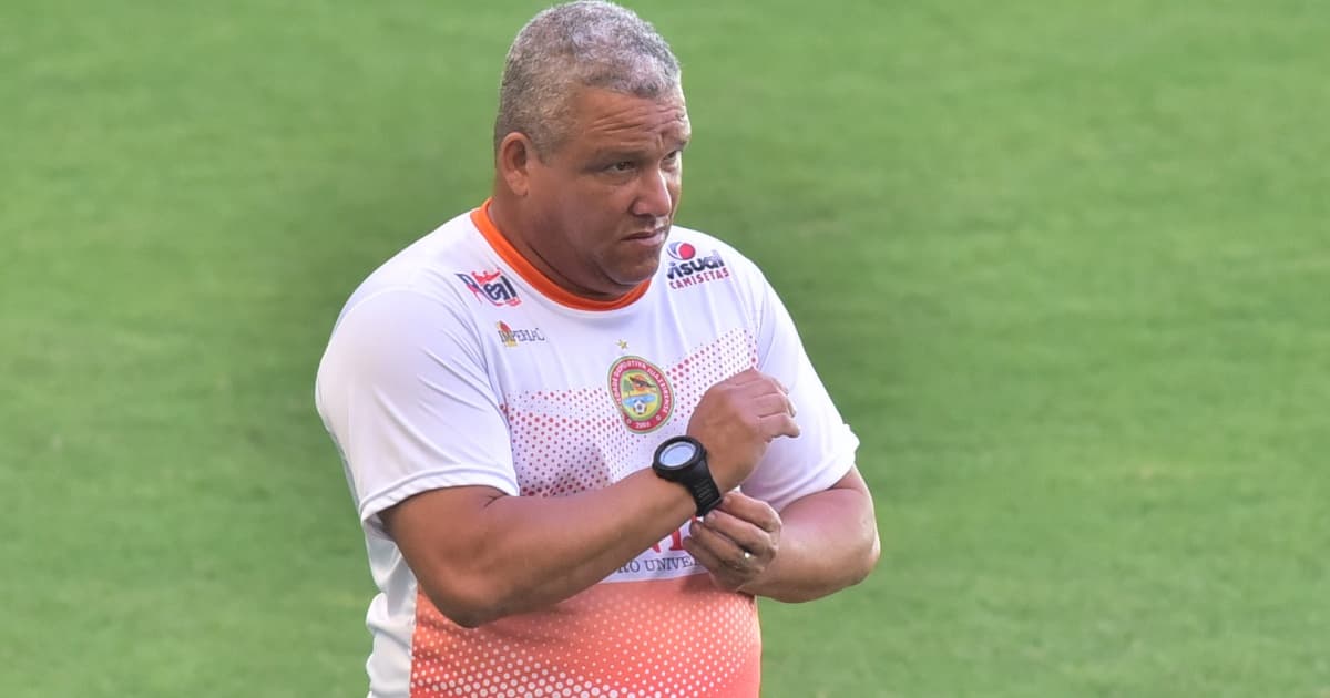 Givanildo Sales ajeita o relógio durante jogo pela Juazeirense