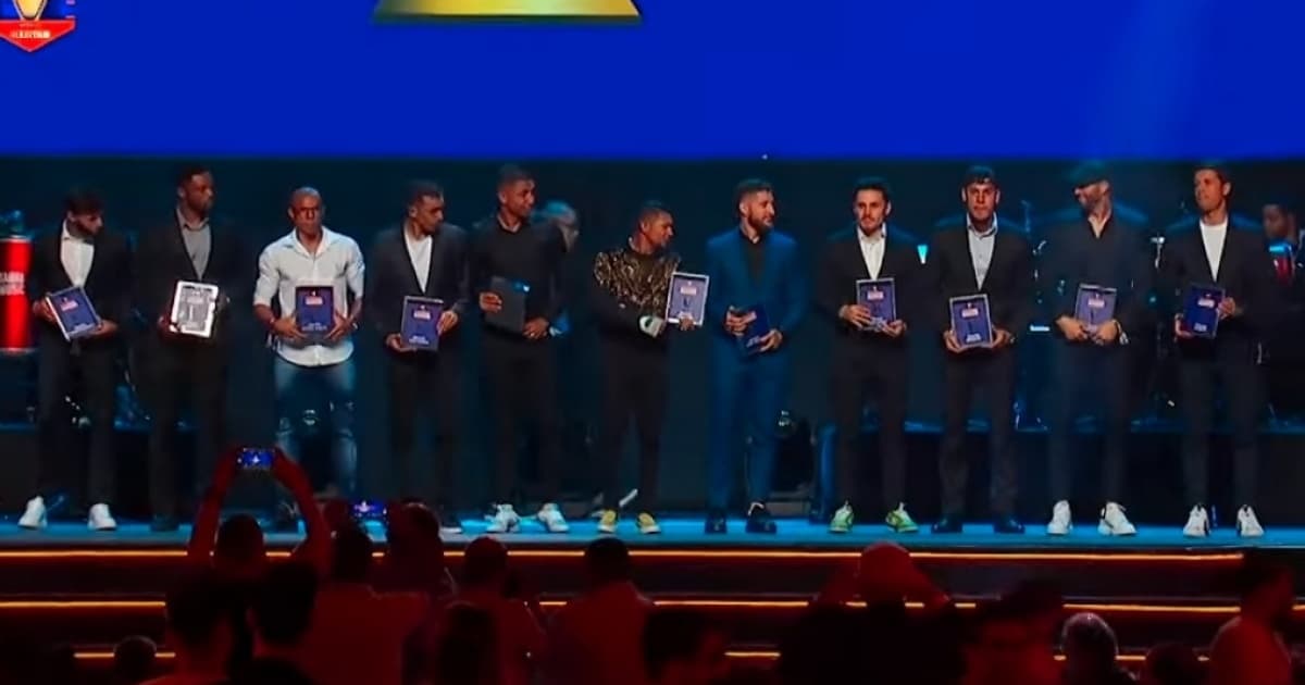 Escolhidos para a seleção do Paulistão, jogadores recebem prêmio