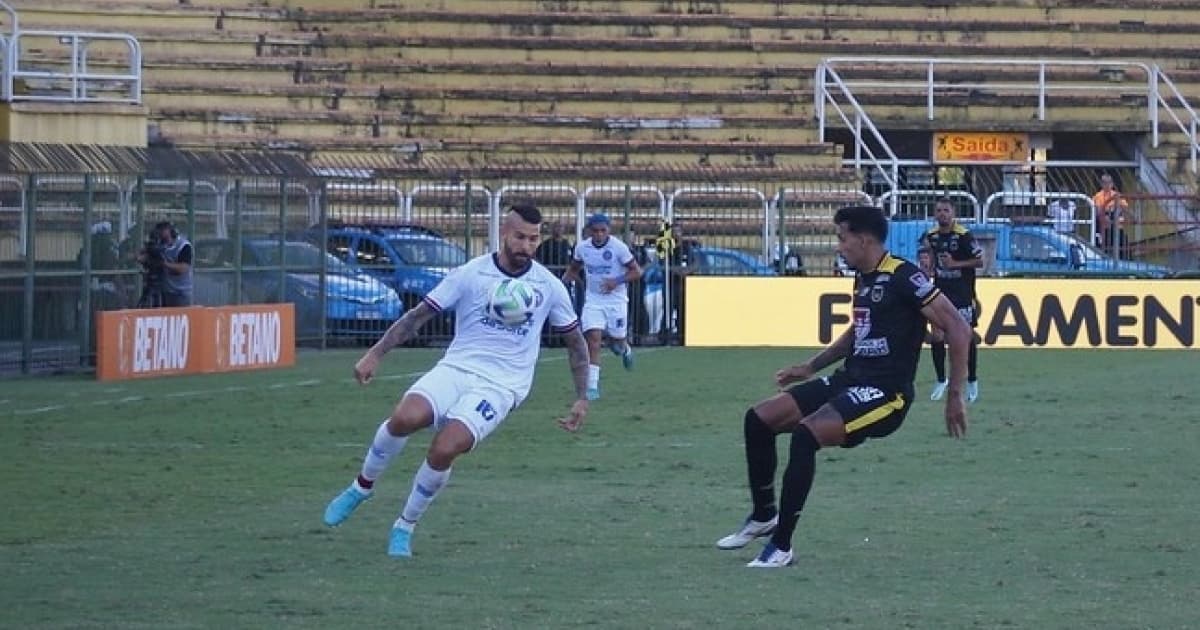 Gabriel Bahia marca Everaldo durante partida entre Volta Redona e Bahia