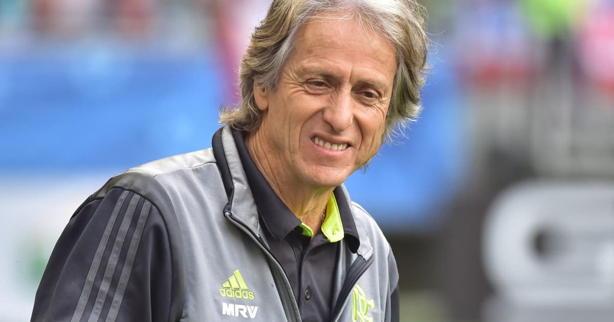 Jorge Jesus sorri durante jogo do Flamengo na primeira passagem